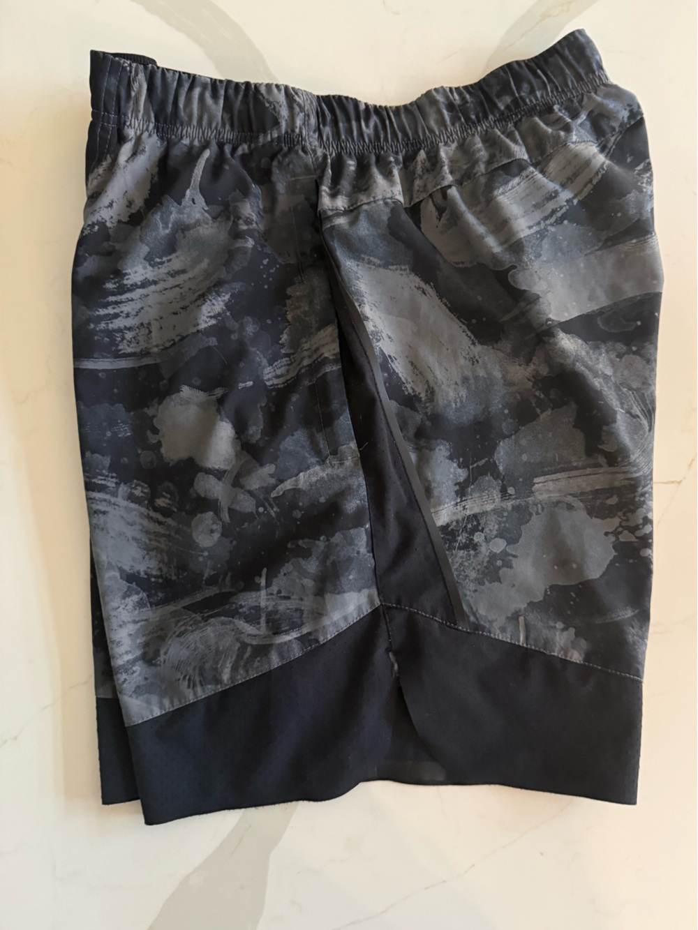 Virus origin v3 men’s shorts, small